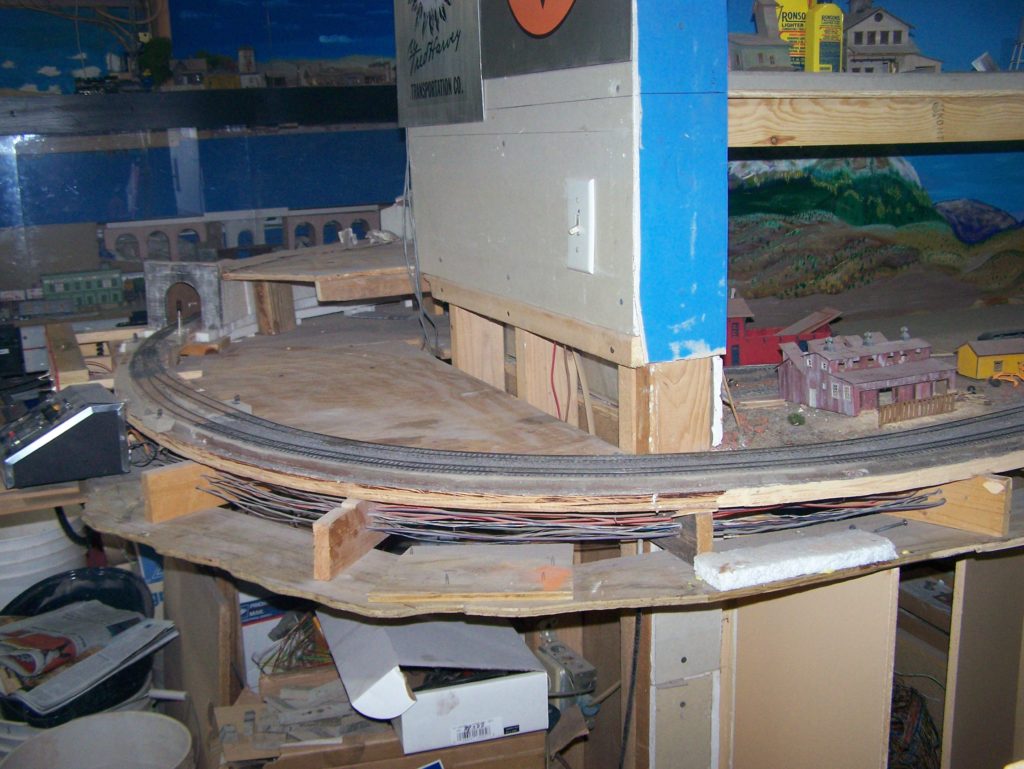 Tutorial on building scenery over the edge of the layout Model